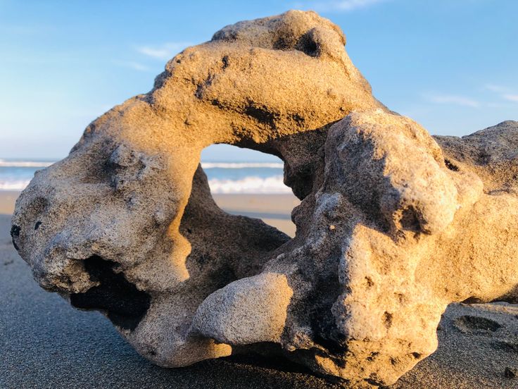 La piedra de bruja, también conocida como "hag stone" en inglés, es una piedra con un agujero natural en el centro.